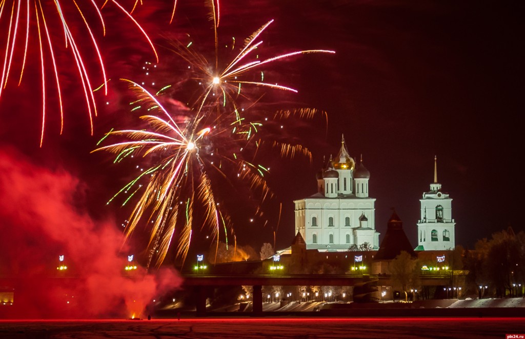 Псков салют. Салют Победы в Пскове. Кинешма салют. Салют 9 мая Псков.