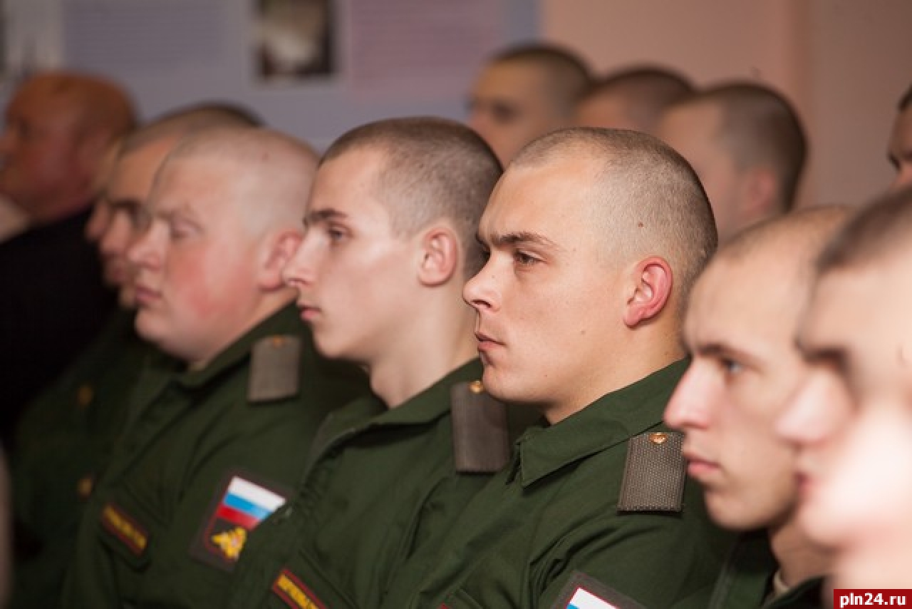 Призывник на демонстрации. Сборный пункт Псков. Городской сборный пункт.